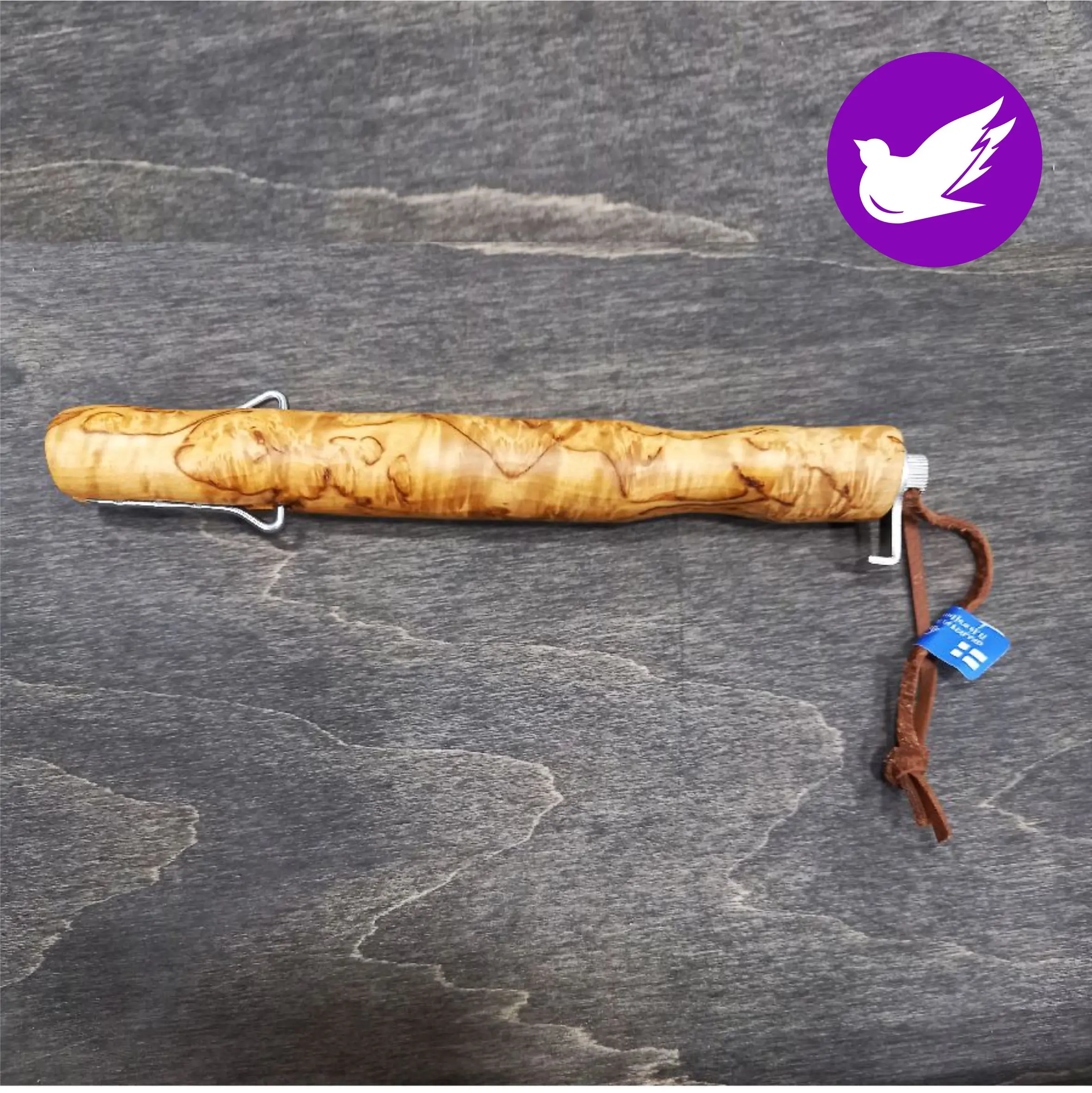 Makkaratikku omalla tekstillä Puukahvainen makkaratikku teleskooppivarrella, pituus n. 80 cm, teleskooppimekanismi on pyörimätön. Kirjoita haluamasi nimi tai esim. nimi ja päivämäärä.