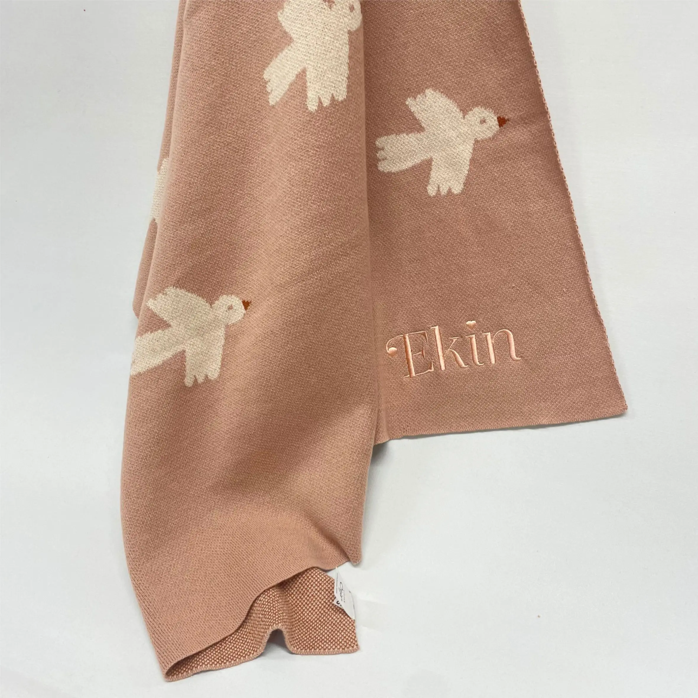 kaunis vauvan huopa vanha roosa sävyssä. Huopaan kudottu suloinen lintu kuvio. 100% puuvillaa koossa 80x100cm. Voit käyttää leikki mattona, picnic huopana tai lastenhuoneen sisustukseen. Huopaan voidaan brodeerata personoitu teksti, kuten nimi.