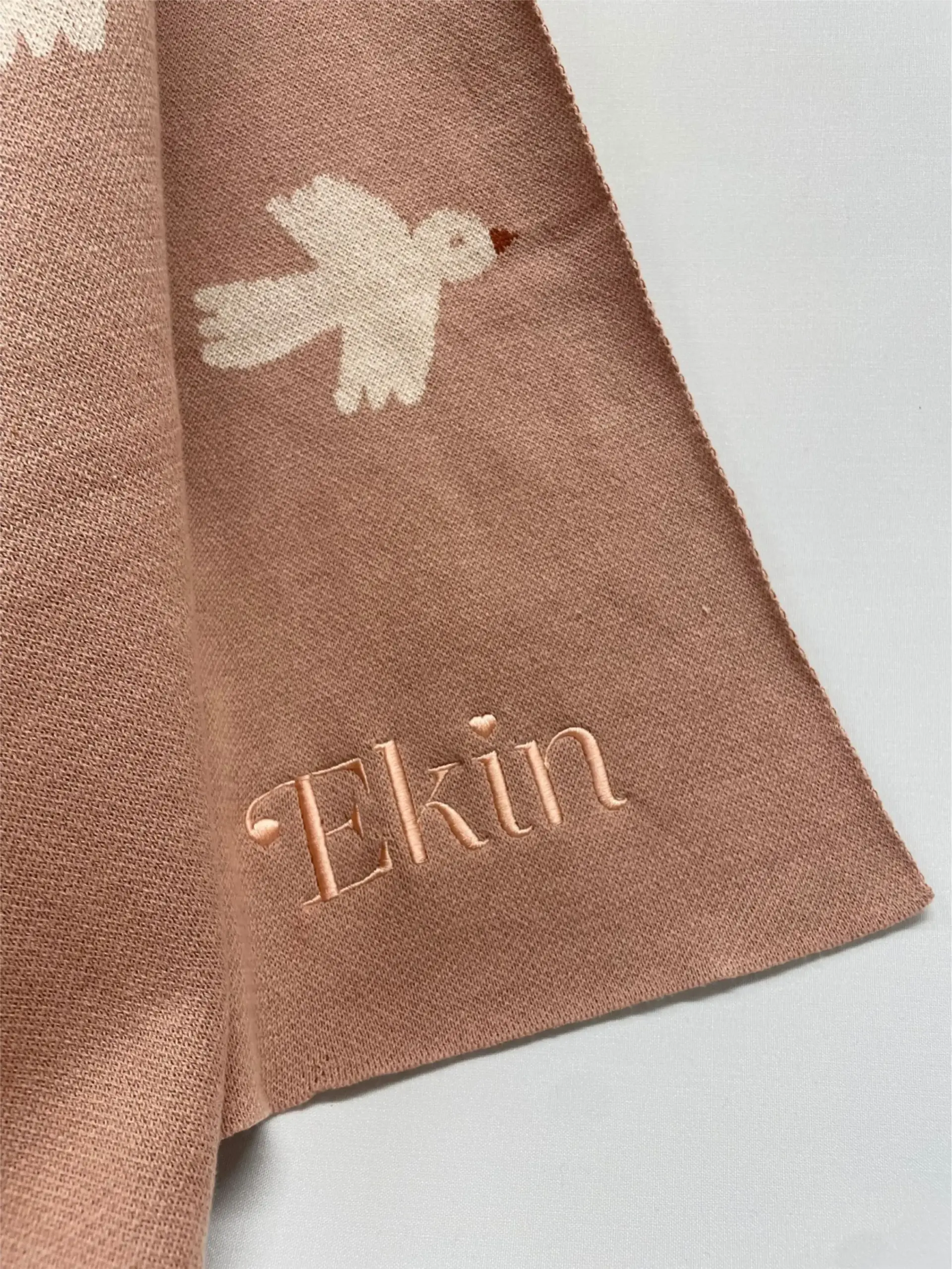 kaunis vauvan huopa beige sävyssä. Huopaan kudottu suloinen hanhi kuvio. 100% puuvillaa koossa 80x100cm. Voit käyttää leikki mattona, picnic huopana tai lastenhuoneen sisustukseen. Huopaan voidaan brodeerata personoitu teksti, kuten nimi.