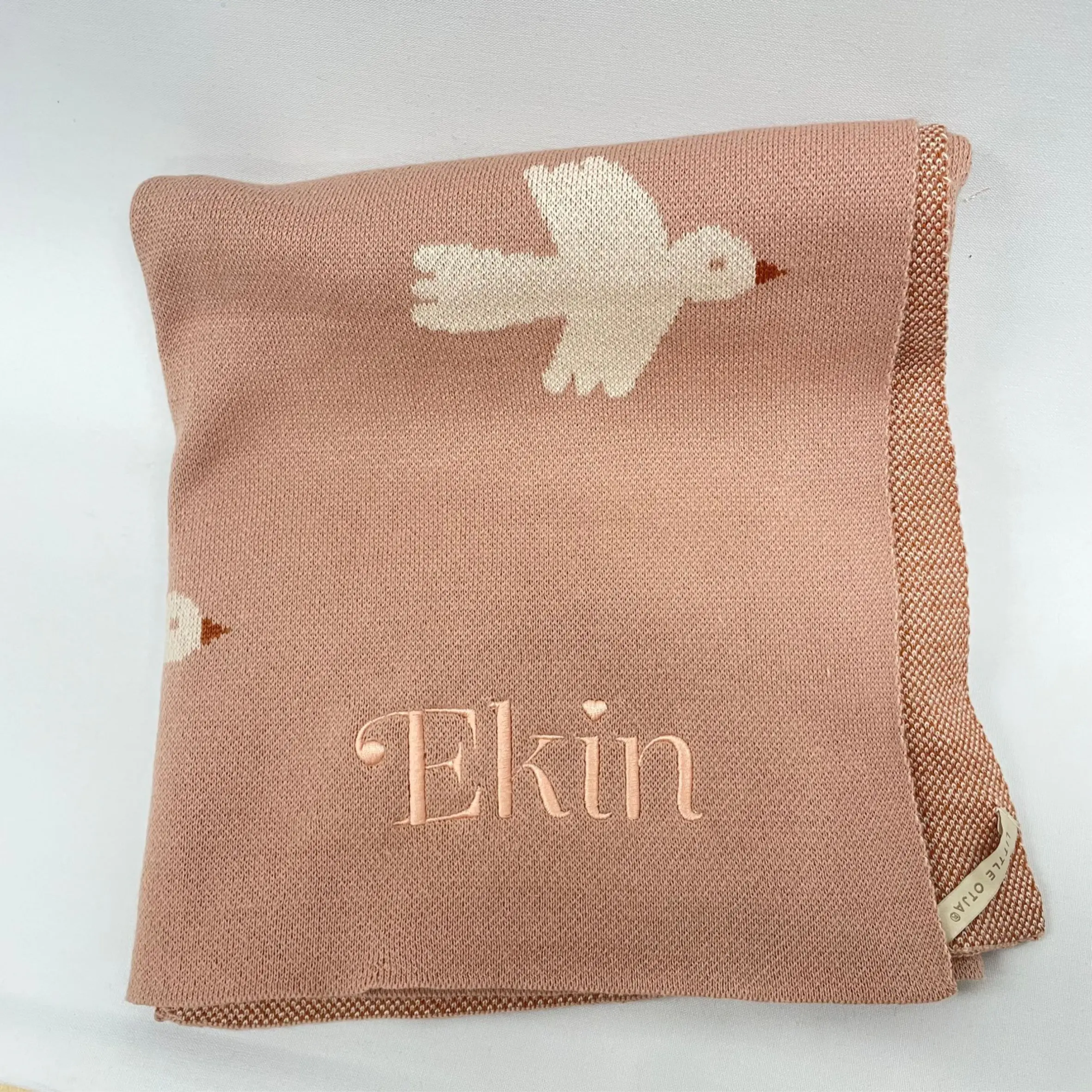 kaunis vauvan huopa vanha roosa sävyssä. Huopaan kudottu suloinen lintu kuvio. 100% puuvillaa koossa 80x100cm. Voit käyttää leikki mattona, picnic huopana tai lastenhuoneen sisustukseen. Huopaan voidaan brodeerata personoitu teksti, kuten nimi.