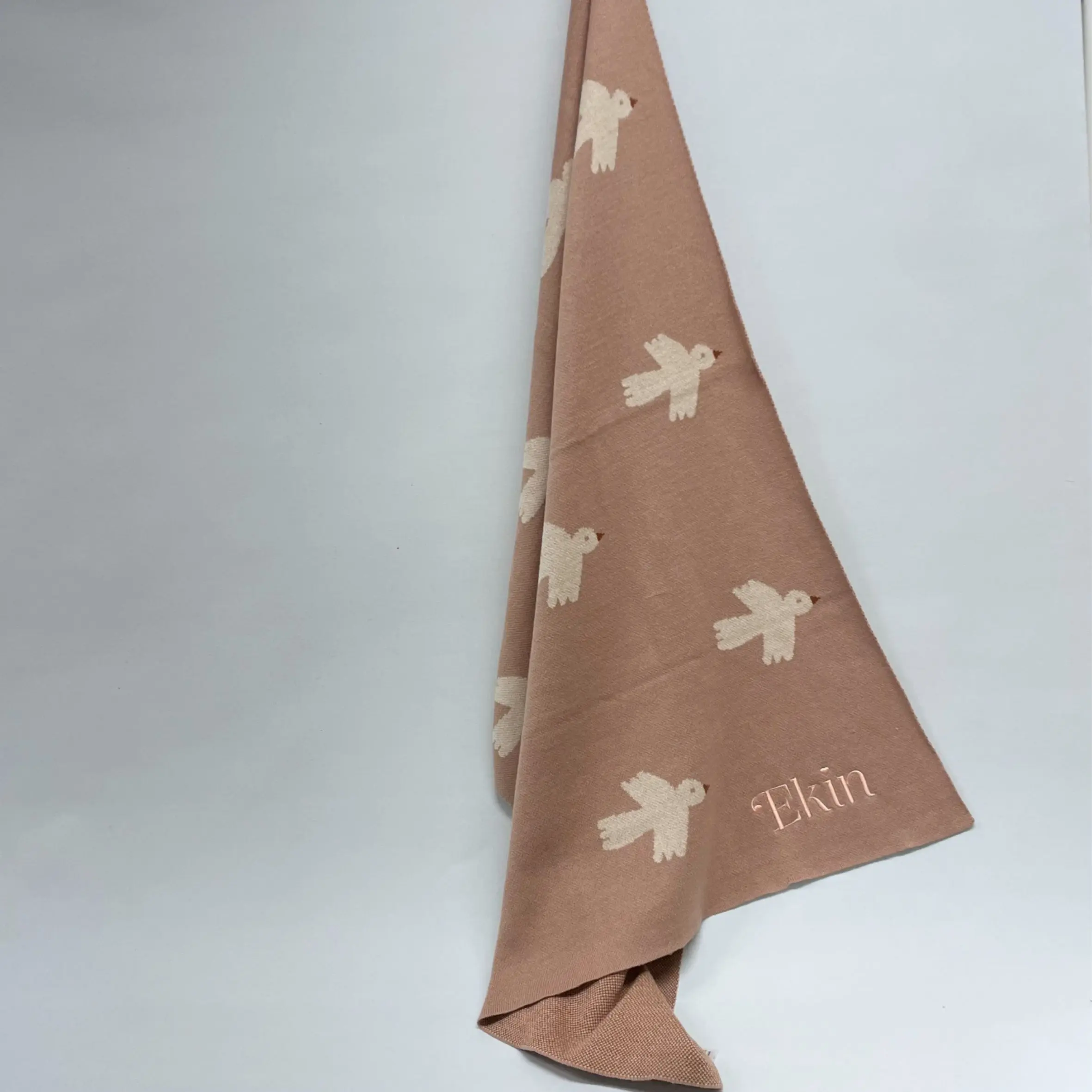 kaunis vauvan huopa vanha roosa sävyssä. Huopaan kudottu suloinen lintu kuvio. 100% puuvillaa koossa 80x100cm. Voit käyttää leikki mattona, picnic huopana tai lastenhuoneen sisustukseen. Huopaan voidaan brodeerata personoitu teksti, kuten nimi.