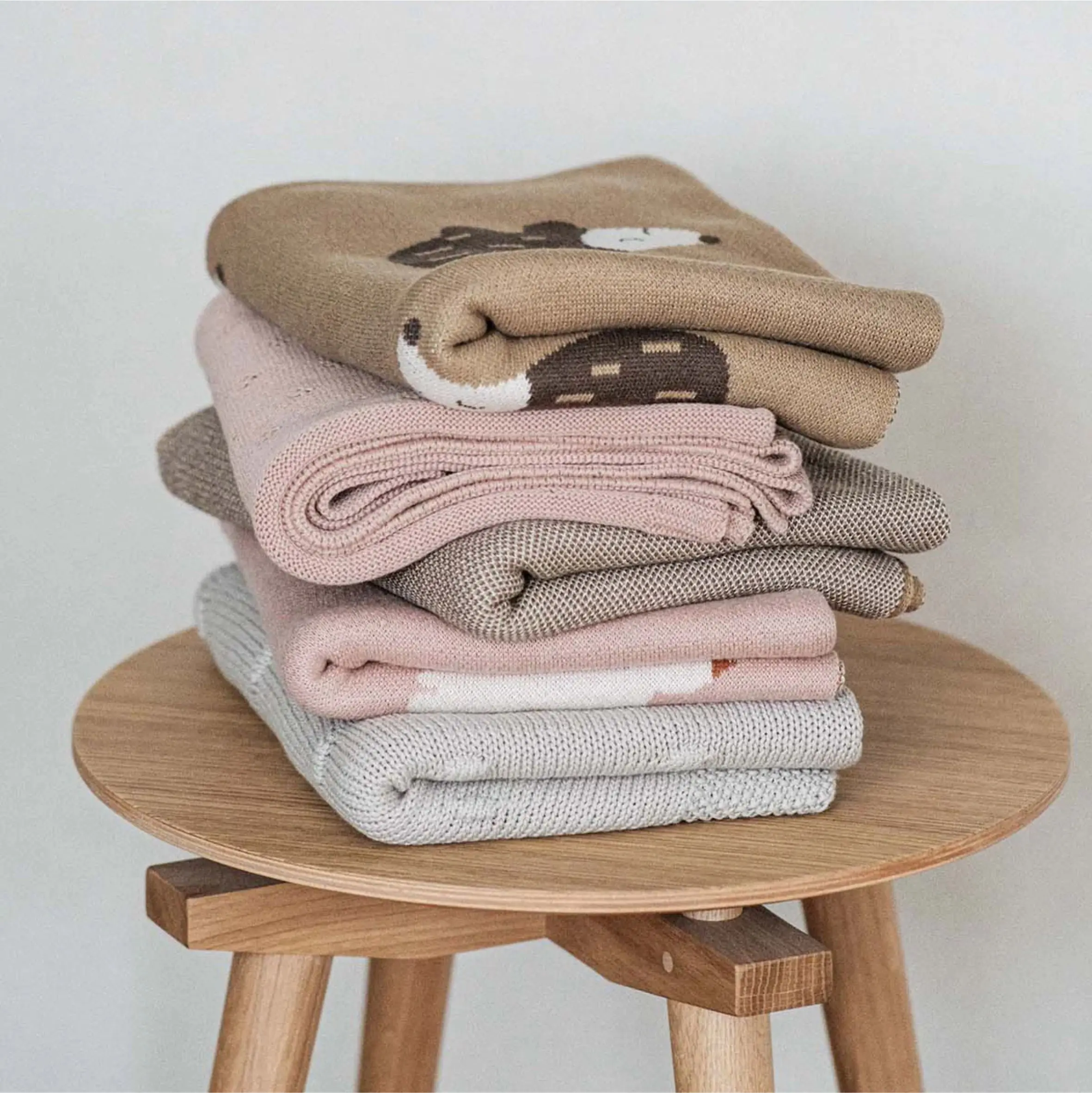 vauvanhuopa suloisissa eri kuvioissa ja sävyissä. 100% puuvillaa, koko 80x100 cm. Voit käyttää leikki mattona, picnic huopana tai lastenhuoneen sisustukseen.